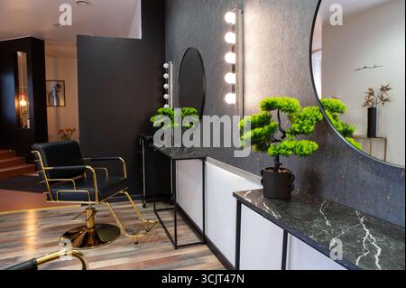 Modernes Friseur-Friseursalon, Inneneinrichtung Stockfoto