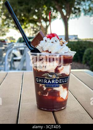 Ghirardelli Hot Fudge Sundae Eis draußen in einem Plastikbecher Stockfoto