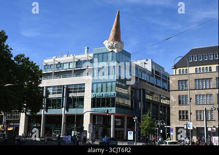 Die umgestürzte Eiswaffel krönt die NEUMARKT GALERIE als drei Tonnen schwere und 12 Meter große Popart-Skulptur. Das Dropped Cone getaufte Kunstwerk setzte das Künstlerpaar Coosje van Bruggen und Claes Oldenburg der Einkaufsgalerie als Füllhorn des Konsumismus und gleichzeitig als Zeichen der Vergänglichkeit im März 2001 aufs Dach *** der umgedrehte Eiskegel krönt die NEUMARKT GALERIE als drei Tonnen, 12 Meter große Pop Art Skulptur das Künstlerpaar Coosje van Bruggen und Claes Oldenburg hat den Dropped Cone im März 2001 als Konsumkorium das Dach der Einkaufsgalerie als Konsumgua gelegt Stockfoto