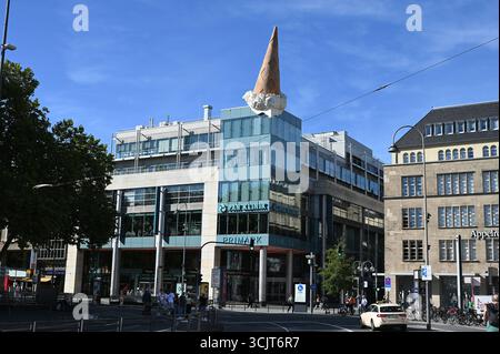 Die umgestürzte Eiswaffel krönt die NEUMARKT GALERIE als drei Tonnen schwere und 12 Meter große Popart-Skulptur. Das Dropped Cone getaufte Kunstwerk setzte das Künstlerpaar Coosje van Bruggen und Claes Oldenburg der Einkaufsgalerie als Füllhorn des Konsumismus und gleichzeitig als Zeichen der Vergänglichkeit im März 2001 aufs Dach *** der umgedrehte Eiskegel krönt die NEUMARKT GALERIE als drei Tonnen, 12 Meter große Pop Art Skulptur das Künstlerpaar Coosje van Bruggen und Claes Oldenburg hat den Dropped Cone im März 2001 als Konsumkorium das Dach der Einkaufsgalerie als Konsumgua gelegt Stockfoto