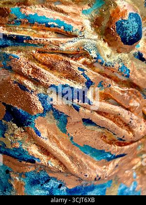 Voluminöse Textur einer Vase aus Papier-mâché, blaue Farbe, abstrakter Hintergrund, mit Gold- und Bronzetopf, Detail einer Vase für den Hintergrund Stockfoto