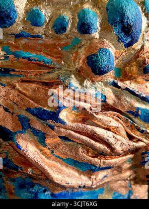 Voluminöse Textur einer Vase aus Papier-mâché, blaue Farbe, abstrakter Hintergrund, mit Gold- und Bronzetopf, Detail einer Vase für den Hintergrund Stockfoto