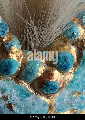 Voluminöse Textur einer Pappvase mâché, blaue Farbe, abstrakter Hintergrund, mit Goldpotal, Detail einer Vase für den Hintergrund Stockfoto