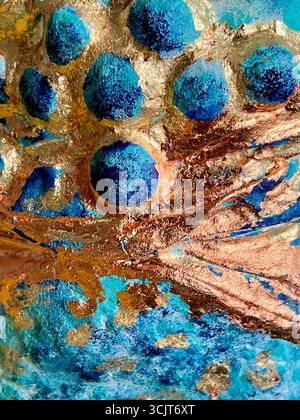 Voluminöse Textur einer Vase aus Papier-mâché, blaue Farbe, abstrakter Hintergrund, mit Gold- und Bronzetopf, Detail einer Vase für den Hintergrund Stockfoto