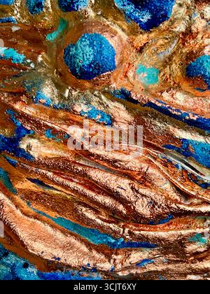 Voluminöse Textur einer Vase aus Papier-mâché, blaue Farbe, abstrakter Hintergrund, mit Gold- und Bronzetopf, Detail einer Vase für den Hintergrund Stockfoto