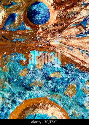 Voluminöse Textur einer Vase aus Papier-mâché, blaue Farbe, abstrakter Hintergrund, mit Gold- und Bronzetopf, Detail einer Vase für den Hintergrund Stockfoto