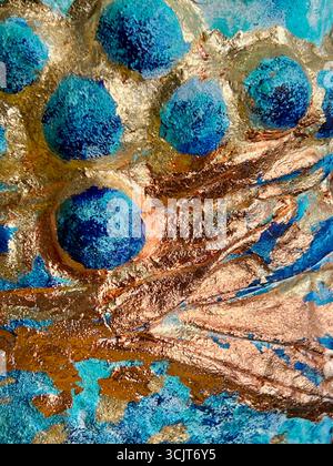 Voluminöse Textur einer Vase aus Papier-mâché, blaue Farbe, abstrakter Hintergrund, mit Gold- und Bronzetopf, Detail einer Vase für den Hintergrund Stockfoto