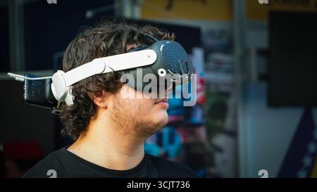 Izmir, Türkei. September 2025. Ein junger Mann benutzt ein VR-Headset während des Stands in Bosnien und Herzegowina auf der Izmir Fair und testet Virtual-Reality-Technologie auf der Kulturausstellung Credit: İdil Toffolo/Alamy Live News Stockfoto