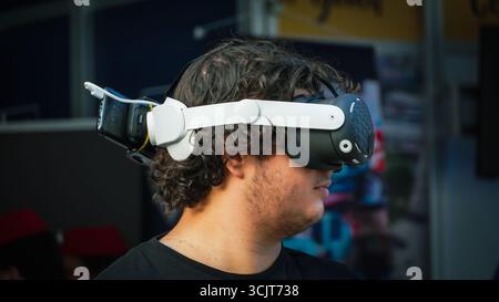 Izmir, Türkei. September 2025. Ein junger Mann benutzt ein VR-Headset während des Stands in Bosnien und Herzegowina auf der Izmir Fair und testet Virtual-Reality-Technologie auf der Kulturausstellung Credit: İdil Toffolo/Alamy Live News Stockfoto