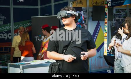 Izmir, Türkei. September 2025. Ein junger Mann benutzt ein VR-Headset während des Stands in Bosnien und Herzegowina auf der Izmir Fair und testet Virtual-Reality-Technologie auf der Kulturausstellung Credit: İdil Toffolo/Alamy Live News Stockfoto