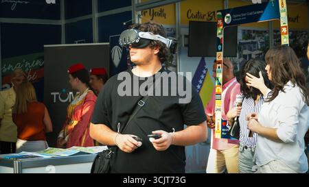 Izmir, Türkei. September 2025. Ein junger Mann benutzt ein VR-Headset während des Stands in Bosnien und Herzegowina auf der Izmir Fair und testet Virtual-Reality-Technologie auf der Kulturausstellung Credit: İdil Toffolo/Alamy Live News Stockfoto