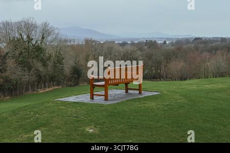 Ruhige und ruhige Holzbank mit Blick auf eine wunderschöne, malerische Landschaft der Natur Stockfoto
