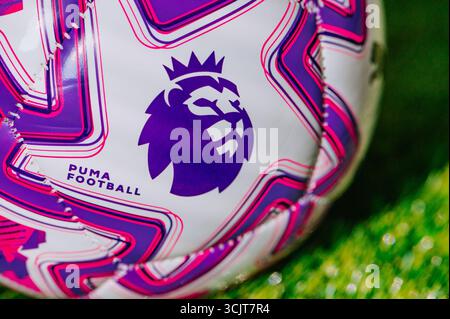WIEN, ÖSTERREICH, 26. MAI 2025: Offizieller Ball der Premier League 2025/2026, gesponsert von Puma, auf Gras mit Logo-Detail platziert Stockfoto