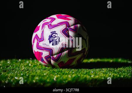 WIEN, ÖSTERREICH, 26. MAI 2025: Puma Official Premier League Ball 2025/2026 auf Green Grass Stockfoto