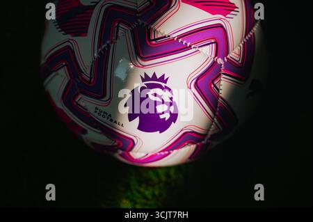 WIEN, ÖSTERREICH, 26. MAI 2025: Offizieller Ball der Premier League 2025/2026 von Puma beleuchtet durch einen dünnen Lichtstrahl, der das Löwenlogo hervorhebt Stockfoto