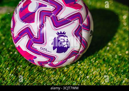 WIEN, ÖSTERREICH, 26. MAI 2025: Ikonischer Premier League 2025/2026 Match Ball von Puma mit Logo aus nächster Nähe Stockfoto