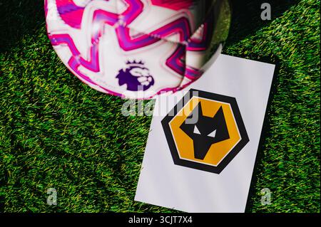 WIEN, ÖSTERREICH, 26. MAI 2025: Wolverhampton Wanderers Logo des Fußballvereins der Premier League. Offizieller Ball für die Saison 2025 und 2026. Und Logo von so Stockfoto