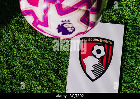 WIEN, ÖSTERREICH, 26. MAI 2025: Bournemouth Logo des Fußballvereins der Premier League. Offizieller Ball für die Saison 2025 und 2026. Und das Logo des Fußballvereins in Stockfoto