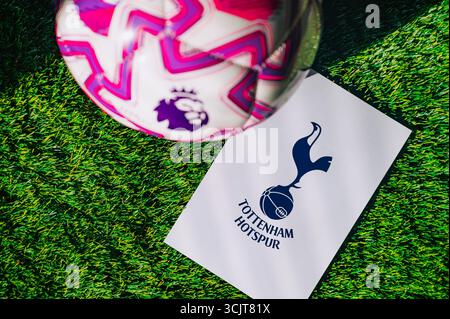 WIEN, ÖSTERREICH, 26. MAI 2025: Tottenham Hotspur Logo des Fußballvereins der Premier League. Offizieller Ball für die Saison 2025 und 2026. Und Logo von Fußball c Stockfoto