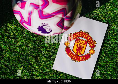 WIEN, ÖSTERREICH, 26. MAI 2025: Manchester United Logo des Fußballvereins der Premier League. Offizieller Ball für die Saison 2025 und 2026. Und Logo von Fußball c Stockfoto