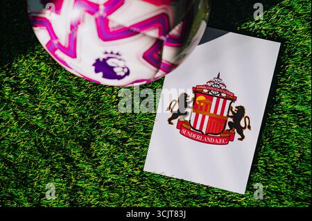 WIEN, ÖSTERREICH, 26. MAI 2025: Sunderland Logo des Fußballvereins der Premier League. Offizieller Ball für die Saison 2025 und 2026. Und das Logo des Fußballvereins in Stockfoto
