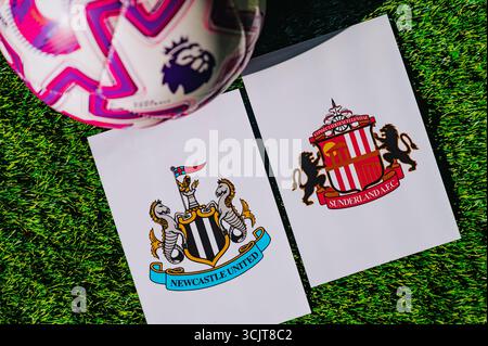 WIEN, ÖSTERREICH, 26. MAI 2025: Newcastle United gegen Sunderland Derby in der Premier League. Club-Logo und offizieller Ball auf grüner Fussballgras Stockfoto