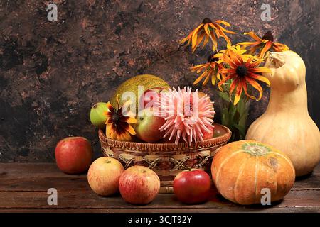 Happy Thanksgiving Konzept, Herbst Hintergrund mit saisonalen Kürbissen, Melonen, Äpfeln und Blumen auf einem alten hölzernen Hintergrund, Kopierraum, selektiv fo Stockfoto