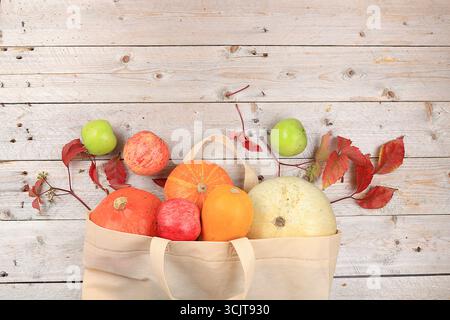 Gesundes natürliches Essen im Öko-Beutel, gesundes Lifestyle-Konzept, Null Abfall. Thanksgiving Nahrungsmittellieferung, Spende, Coronavirus-Quarantäne. Kürbisse, Äpfel Stockfoto
