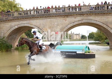 Stamford, Großbritannien. September 2025. Harry Meade an Bord von et Hop du Matz in der Cross Country Disziplin bei den Defender Burghley Horse Trials in Stamford, Lincolnshire, am 6. September 2025. Quelle: Paul Marriott/Alamy Live News Stockfoto