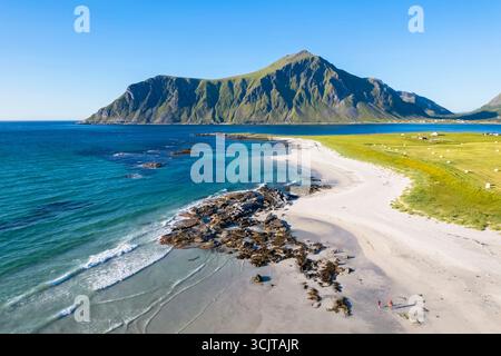 Blick aus der Vogelperspektive auf den weißen Sand des Strandes von Skagsanden. Skagsanden Beach, Flakstad, Lofoten Inseln, Norwegen, Europa. Stockfoto