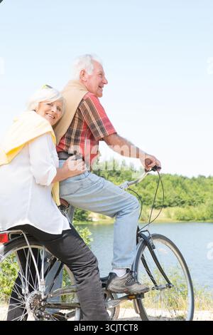Ein lebhaftes Seniorenpaar auf dem Fahrrad Stockfoto