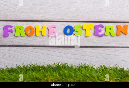 Happy Easter-Schriftzug auf einem Holzzaun, komponiert Stockfoto