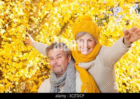 Älteres Paar im Herbst Stockfoto