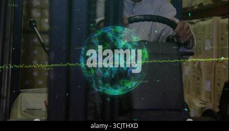 Gabelstaplerfahrer mit Jacke Umzugskästen im Lagerhaus, mit Hologrammkugel und Datenwelle Stockfoto