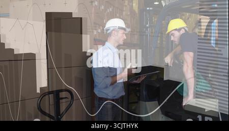 Zwei Männer in Schutzhelmen, die Tablets überprüfen und mit einem Gabelstapler über Lagerbestände diskutieren Stockfoto