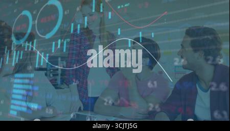 Fünfköpfiges Team zur Analyse von Finanzdaten-Overlays im Büro mit Notebooks und Notebooks Stockfoto
