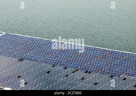 Schwimmendes Solarstromanlage auf Wasseroberfläche zur Erzeugung sauberen und nachhaltigen Stroms. Konzept der emissionsfreien Energieerzeugung Th Stockfoto