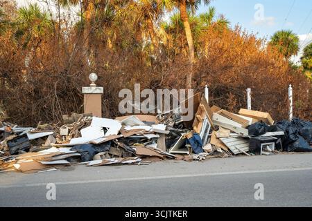 Hurrikanschäden in Florida. Müllhaufen auf der Straßenseite von zerstörten Häusern. Folgen von Naturkatastrophen. Stockfoto