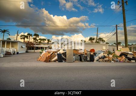 Trümmerhaufen auf der Straßenseite nach Hurrikan Milton auf der Manasota Key Road in Florida. Müll aus schwer beschädigten Häusern nach Sturmflut Stockfoto