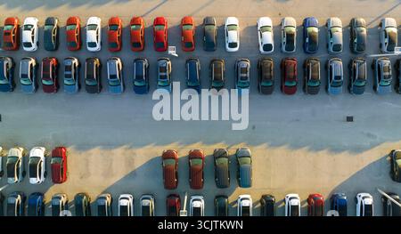 Blick von oben auf den Außenparkplatz des Händlers mit vielen brandneuen Fahrzeugen auf Lager zum Verkauf. Entwicklungskonzept der amerikanischen Automobilindustrie Stockfoto