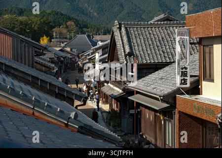 Seki-juku (関町), die erhaltene 47. Poststadt entlang der alten Tokaido-Straße, behält ihre historische Atmosphäre mit Gebäuden aus der Edo-Zeit, Mie, Japan. Stockfoto