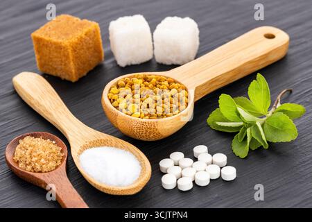 Verschiedene Süßungsmittel, Stevia, Pollen, raffinierter Zucker und brauner Zucker - Stevia rebaudiana Stockfoto