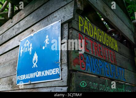 Bunte Holzwand und Zeichen für einen betreuten Abenteuerspielplatz für Kinder im Prenzlauer Berg Stockfoto