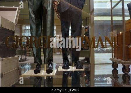 Madrid, Spanien. September 2025. Fenster eines Armani-Geschäfts in Madrid als Hommage an den italienischen Designer Giorgio Armani am Tag seiner Beerdigung blieben alle Geschäfte auf der ganzen Welt am Montag, den 8. September, geschlossen. Giorgio Armani starb am 4. September in Mailand, Italien, im Alter von 91 Jahren. Quelle: SOPA Images Limited/Alamy Live News Stockfoto