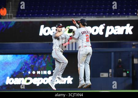 Miami, USA. September 2025. Dylan Crews (3) und der zweite Baseman Luis Garcia Jr. (2) der Washington Nationals springen auf High Five, nachdem er die Miami Marlins am 8. September 2025 im loanDepot Park in Miami, Florida besiegt hatte. (Foto: JC Ruiz/SIPA USA) Credit: SIPA USA/Alamy Live News Stockfoto