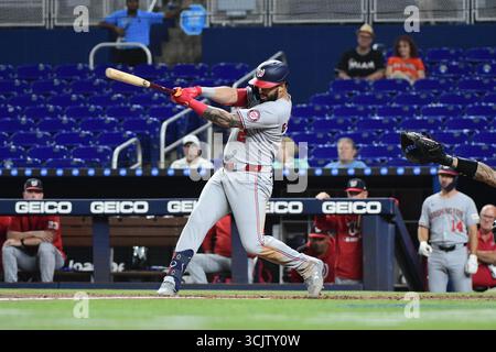Miami, USA. September 2025. Der zweite Baseman der Washington Nationals Luis Garcia Jr. (2) trifft eine Single im 4. Inning im loanDepot Park am 8. September 2025 in Miami, Florida. (Foto: JC Ruiz/SIPA USA) Credit: SIPA USA/Alamy Live News Stockfoto