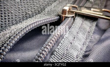 Nahaufnahme eines Reißverschlusses auf einem Rucksack Stockfoto