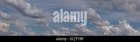 Blauer Himmel mit weißen Cumulus Wolken, bei Sonnenuntergang, vista Panorama, Design-Elemente Stockfoto