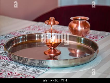Hindi-Hochzeitsdekor, indisches Yajna-Ritual, vedische Feuerzeremonie, Ein ritueller Ritus, für viele religiöse und kulturelle Zwecke Stockfoto
