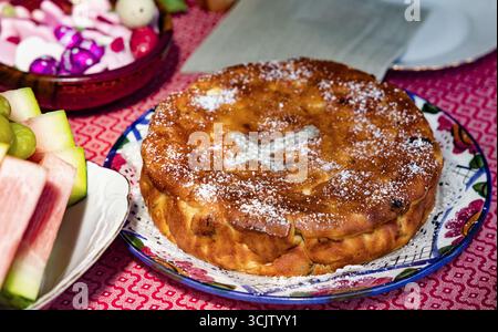 Traditionelles rumänisches Osterdessert, süßes Brot gefüllt mit Käse und Rosinen, aromatisiert mit Vanille und Zitrone, gebacken zu goldener Perfektion, symbolisch Stockfoto